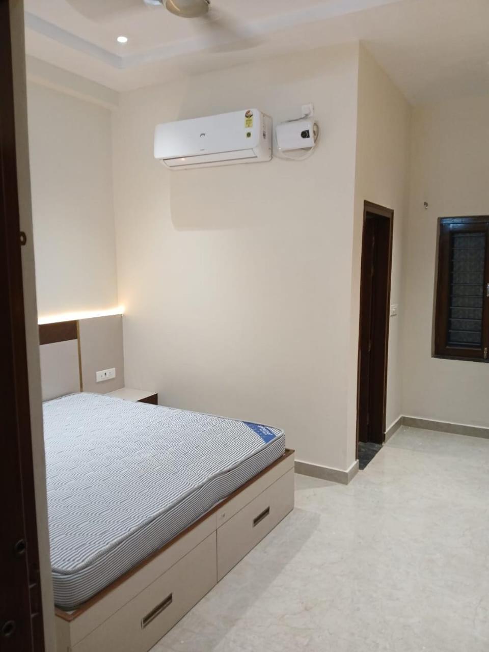 Hotel Jaipur In, Jatipura Parikrama Marg Near Mukharvind Temple Govardhan ภายนอก รูปภาพ